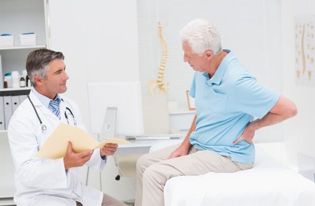A patient with arthrosis to a medical appointment